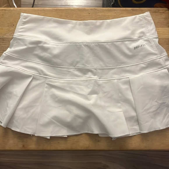 Nike- Dri Fit white skort. XS - Picture 2 of 3